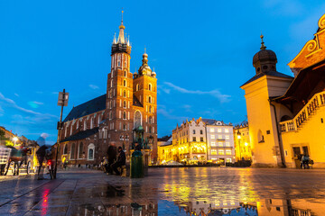 Fototapeta premium St. Mary's Basilica Church and Cloth Hall Building in Krakow at night