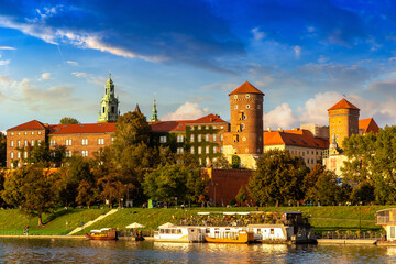Royal wawel castle in Krakow at sunset © Sergii Figurnyi