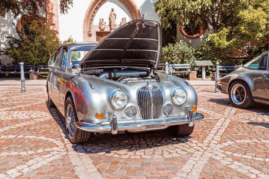 Alter Jaguar MK II mit ge&ouml;ffneter Motorhaube auf dem Marktplatz von Ahrweiler, Deutschland, 20.07.2024
