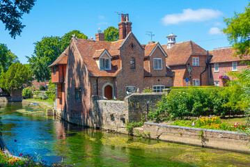 Obraz premium Historical houses behind Great Stour river at Canterbury, Englan