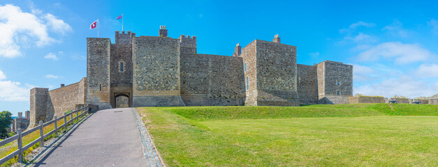 Summer day at Castle of Dover in England © dudlajzov