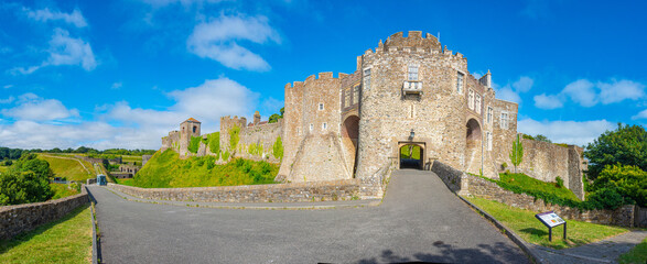 Summer day at Castle of Dover in England © dudlajzov