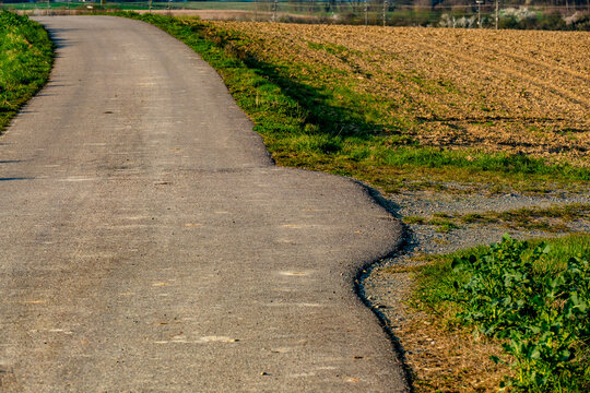 Teerstrasse &uuml;ber die Felder