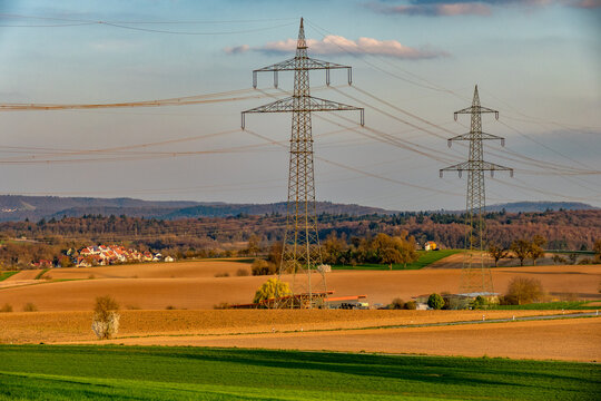 Strommasten einer &Uuml;berlandleitung im Feld
