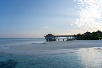 Fototapeta premium tropical beach at sunrise