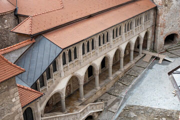 Obraz premium Corvin Castle courtyard gallery from above in Hunedoara