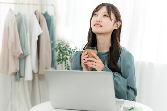 Women who use computers at home (working, working from home, fully remote, remote work, telework)