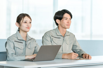 Obraz premium Female engineers, technicians, and workers attending meetings, seminars, and study sessions in factories, companies, and conference rooms.