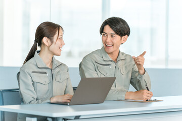 Obraz premium Female engineers, technicians, and workers attending meetings, seminars, and study sessions in factories, companies, and conference rooms.