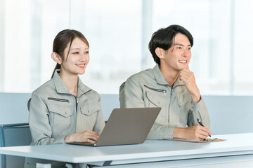 Obraz premium Female engineers, technicians, and workers attending meetings, seminars, and study sessions in factories, companies, and conference rooms.