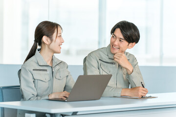 Obraz premium Female engineers, technicians, and workers attending meetings, seminars, and study sessions in factories, companies, and conference rooms.