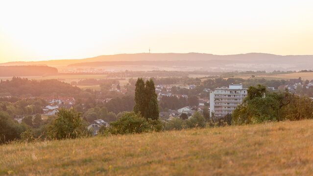 Goldener Sonnenaufgang in Neu-Anspach im Hochtaunuskreis, Hessen &ndash; eine stimmungsvolle Landschaftsaufnahme aus Deutschland / Germany

