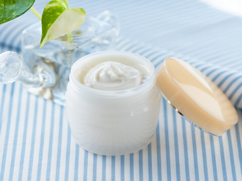 蓋を開けた化粧品のクリーム