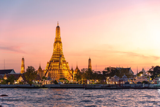 tourist attractions in the city park of Bangkok City, 
The most beautiful Viewpoint Wat Arun,Buddhist temple in Bangkok, Thailand 