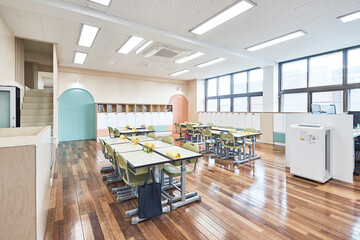 Obraz premium Colorful classroom with wood floor and pastel alcoves in contemporary school