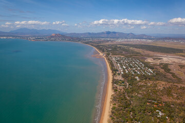 Obraz premium Pallarenda aerial view of suburban coastline with beach and mountain backdrop, Queensland, Australia