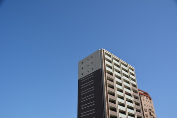 Fototapeta premium 青空と高層マンション
