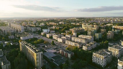 Naklejka premium Aerial view of cityscape with sunset over skyline