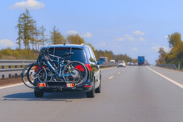 Naklejka premium Healthy lifestyle concept with car and bikes