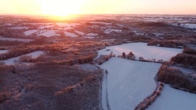 Vue a&eacute;rienne prise en drone de la campagne enneig&eacute;e en Janvier 2026 en centre Bretagne pr&egrave;s de Rennes 