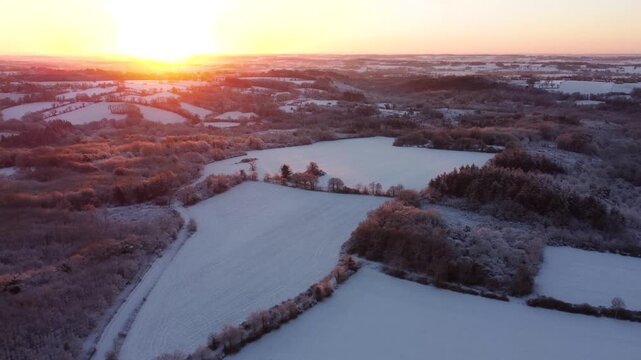 Vue a&eacute;rienne prise en drone de la campagne enneig&eacute;e en Janvier 2026 en centre Bretagne pr&egrave;s de Rennes 