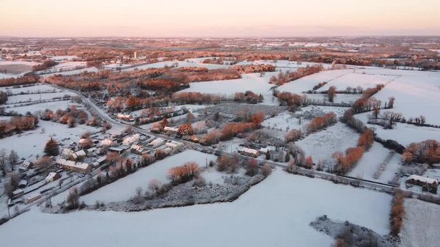 Vue a&eacute;rienne prise en drone de la campagne enneig&eacute;e en Janvier 2026 en centre Bretagne pr&egrave;s de Rennes 