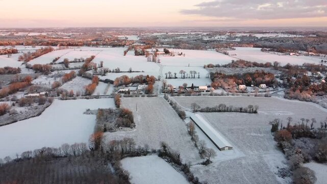 Vue a&eacute;rienne prise en drone de la campagne enneig&eacute;e en Janvier 2026 en centre Bretagne pr&egrave;s de Rennes 