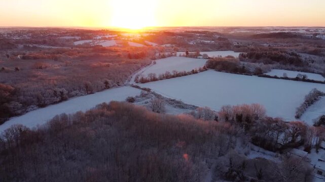 Vue a&eacute;rienne prise en drone de la campagne enneig&eacute;e en Janvier 2026 en centre Bretagne pr&egrave;s de Rennes 