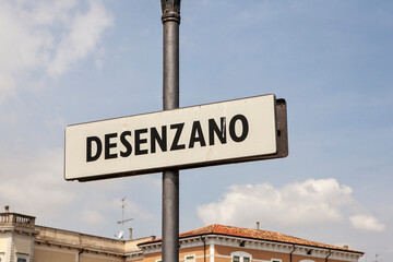 A sign saying you are in the town of Desenzano del Garda in Italy.