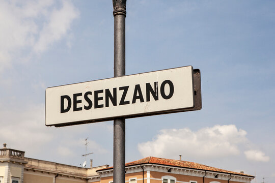 A sign saying you are in the town of Desenzano del Garda in Italy.
