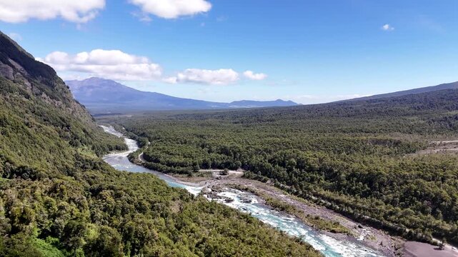 El dron avanza sobre las aguas turquesas del r&iacute;o Petrohu&eacute;, revelando el ic&oacute;nico cono nevado del volc&aacute;n Osorno en el Parque Nacional Vicente P&eacute;rez Rosales, Chile