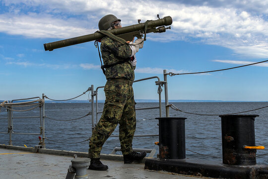 Navy Soldier shooting whit rocket gun.