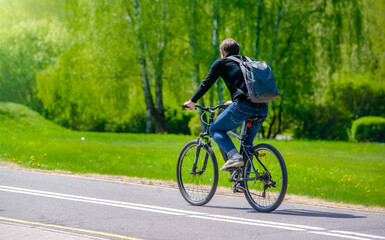 Obraz premium Cyclist ride on the bike path in the city Park 