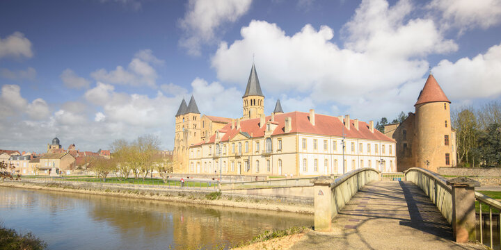 Panorama d'une basilique en France sur les bords d'un fleuve sous le soleil, Paray-le-Monial laBasilique du Sacr&eacute;-C&oelig;ur