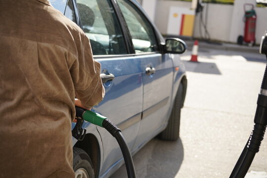 Una persona echa gasolina a su coche en una gasolinera