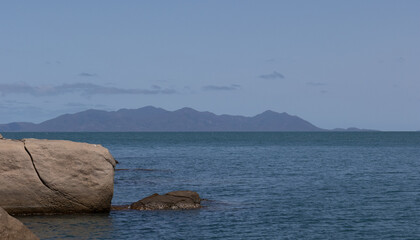 Fototapeta premium Rock formations meeting ocean coastline in Queensland Australia