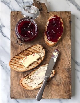 Brot-Scheiben mit Butter und Konfit&uuml;re Eine appetitliche Aufnahme von oben .
