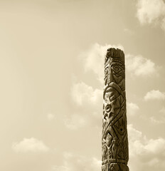 Naklejka premium Old wooden idol in the field