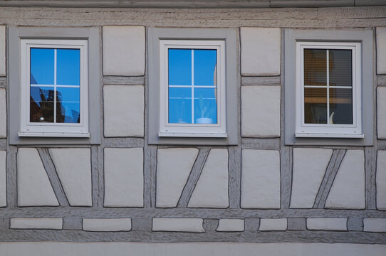 Graues Fachwerkhaus mit Holzfenstern