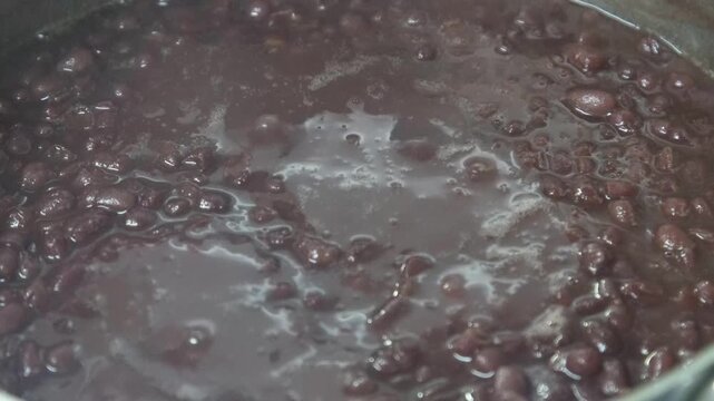 あずきを茹でる様子