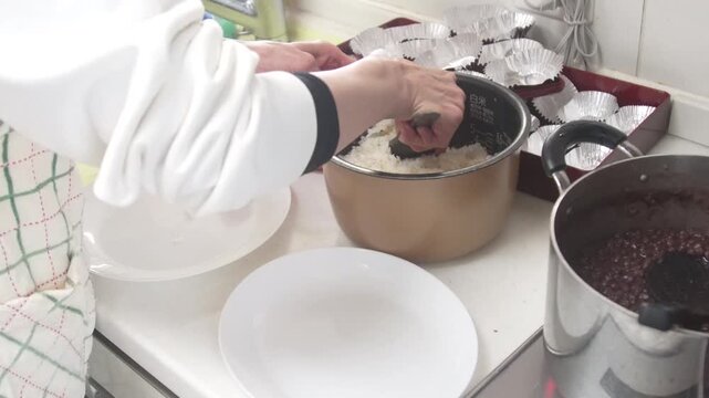 おはぎを手作りする女性