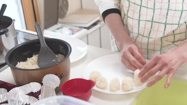 おはぎを手作りする女性
