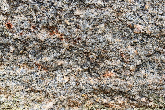 gro&szlig;e Steine und Findlinge in der Mauer einer alten Feldsteinkirche, als Struktur und Hintergrund, Nahaufnahme
