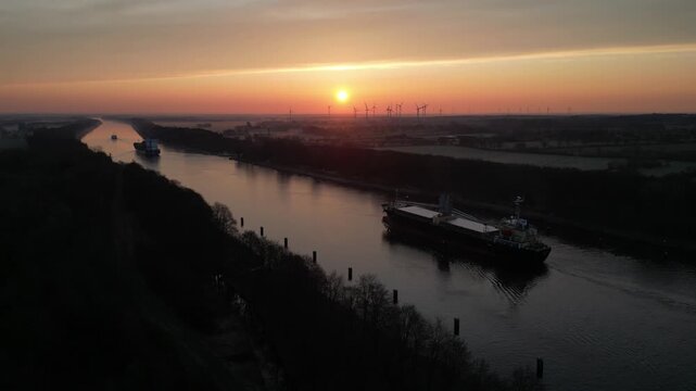 Schiffe fahren bei Sonnenaufgang im Nord-Ostsee-Kanal