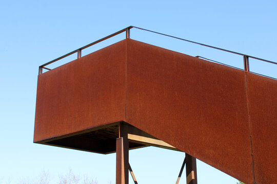 Structure en hauteur pour point de vue en acier corten