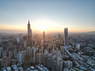 Obraz premium Sunset panorama of Taipei 101 and its surrounding skyscrapers.