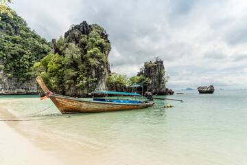 Obraz premium Longtail Boot am tropischen Strand – exotische Insel, türkisfarbenes Meer und Traumurlaub im Thailand 