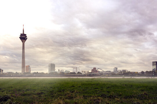 D&uuml;sseldorf Skyline mit Rheinturm und Rheinwiesen bei bew&ouml;lktem Himm