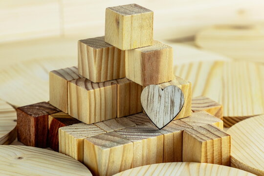 Oggetti di legno con cuore in legno su sfondo di legno di abete