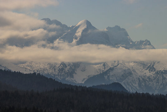 Gipfelsilhouetten um die Zugspitze von den Buckelwiesen im Fokus; Hochblassen (2706), Alpspitze (2628), Zugspitze (2962) und Riffelwandspitze (2625) 